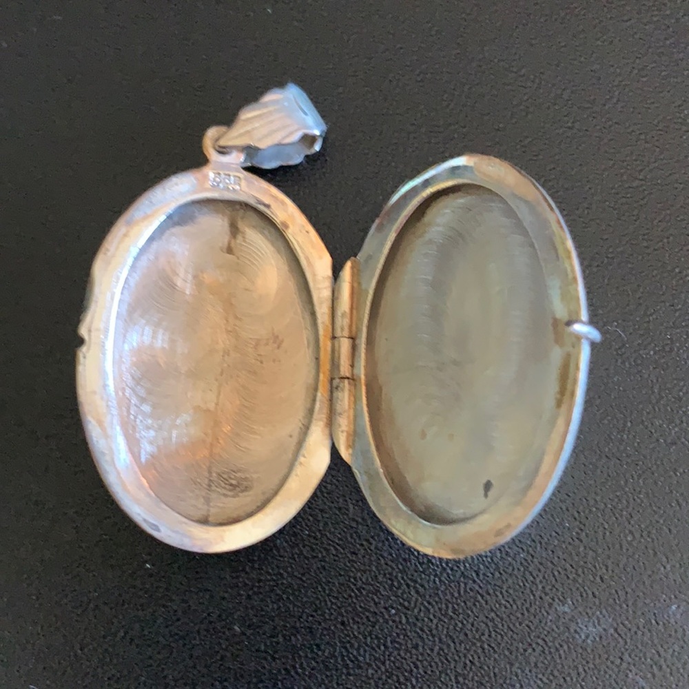 Sterling silver pendant great for pictures/flowers